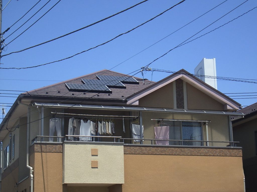 屋根とベランダの外観