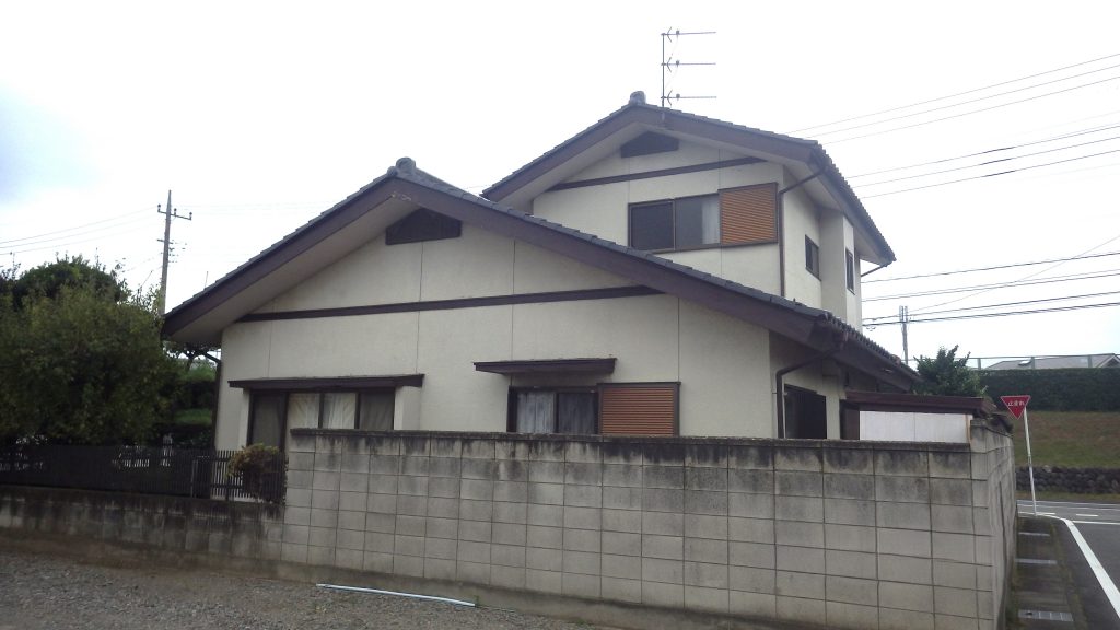 別角度からの建物全景