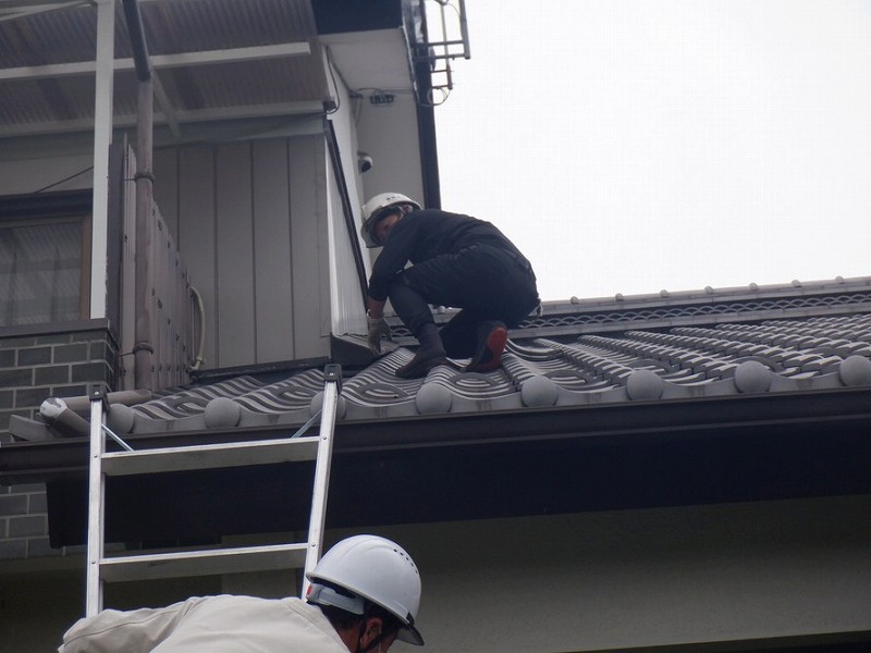 降り壁の雨押え板金調査中