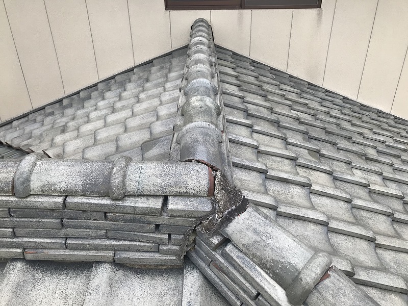 形の崩れた棟瓦