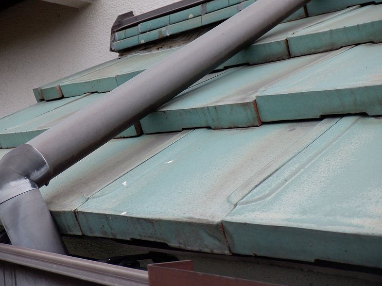 瓦が全体的に前へとずれている