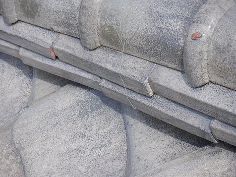 棟瓦の針金が効いていない