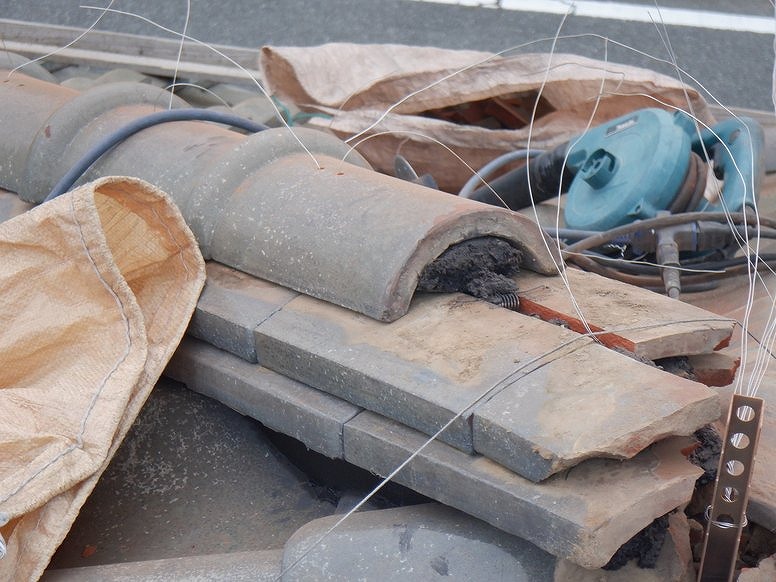 のし瓦を金具でつないで漆喰載せて冠瓦載せて針金通したところ