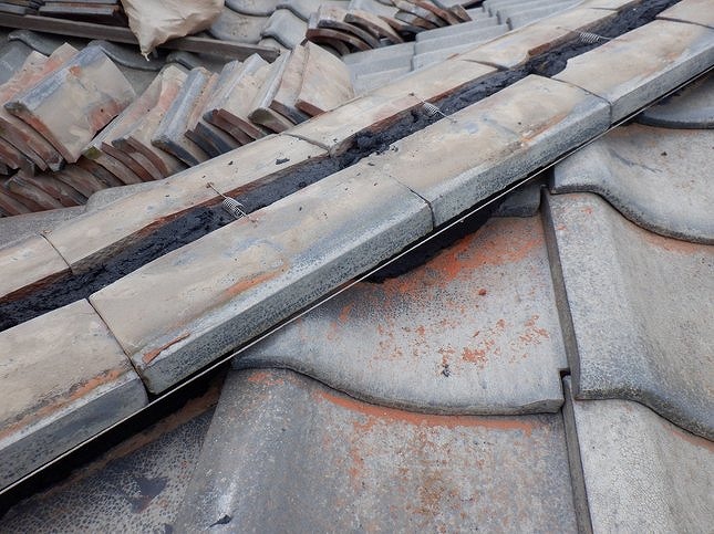 のし瓦と緊結留め金具