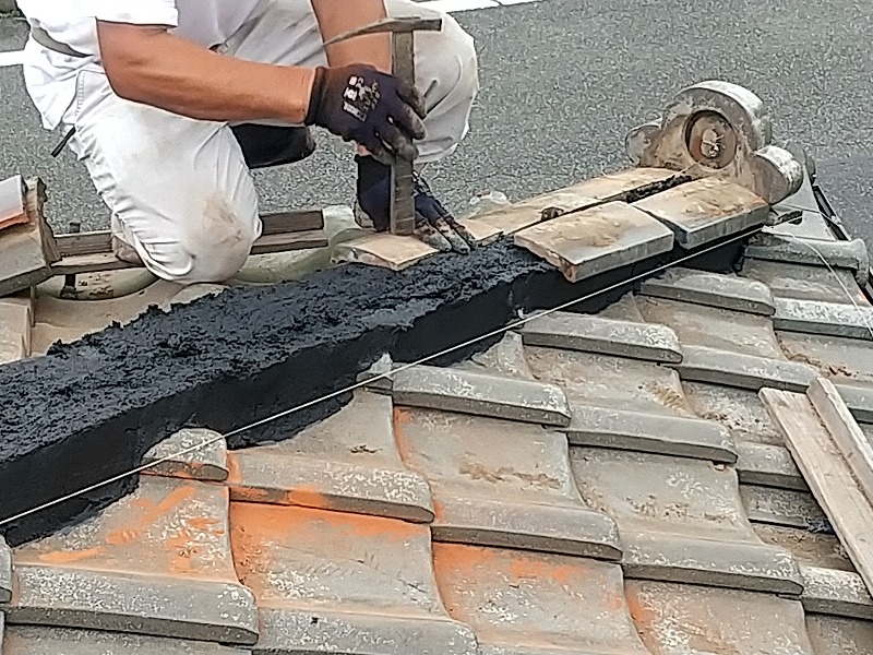 漆喰材の上にのし瓦一段目