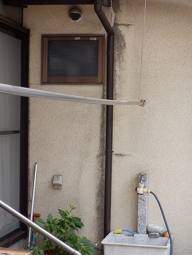 雨漏りしているトイレ外壁