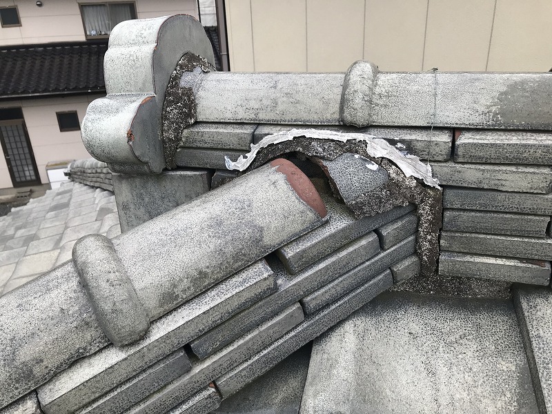 冠瓦が抜けている