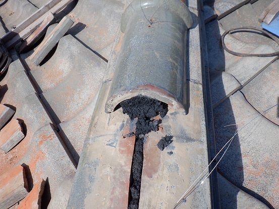 冠瓦の中の漆喰