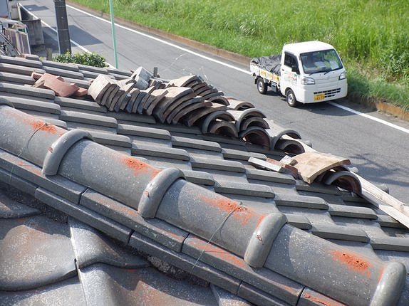 冠瓦の二つの穴