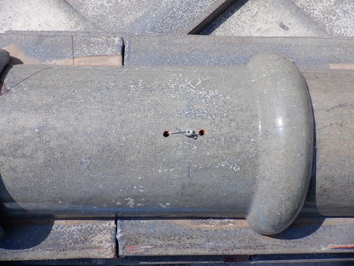 冠瓦の穴に針金を通して縛り上げて余分な針金を切ったところ