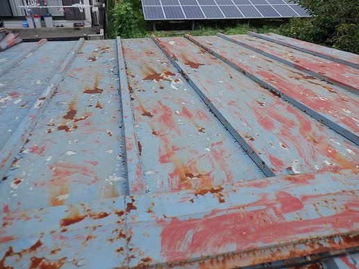 塗装が傷みサビているトタン屋根