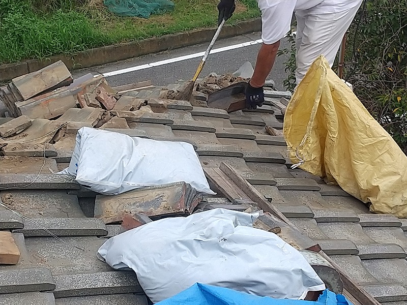 隅棟の乾いた粘土撤去掃除中