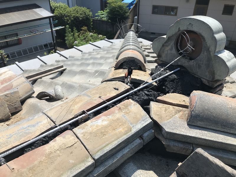 鬼瓦裏の針金と棟金具とステンレスの棒