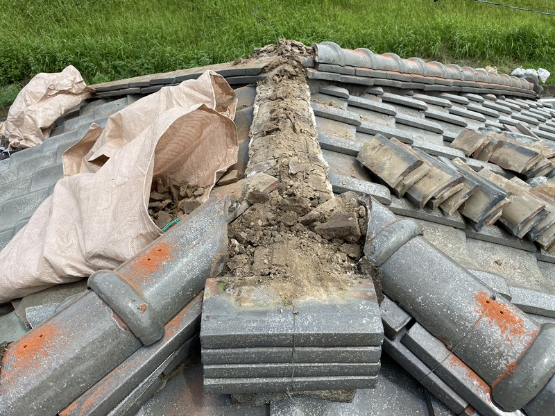 棟瓦の乾いた粘土