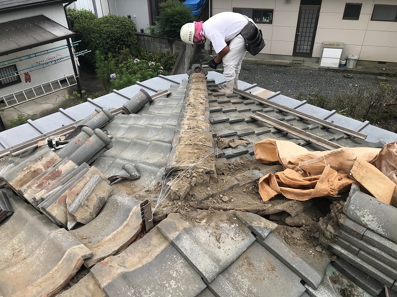 隅棟の冠瓦取り外し