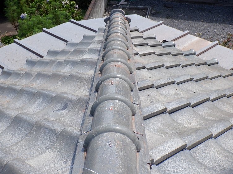 隅棟の冠瓦に針金通し