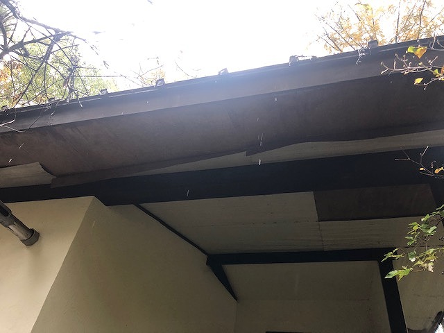 表面が剥がれたベニヤの軒天井