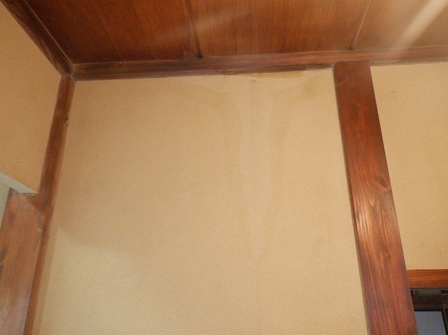 壁に付いた雨漏りのシミ