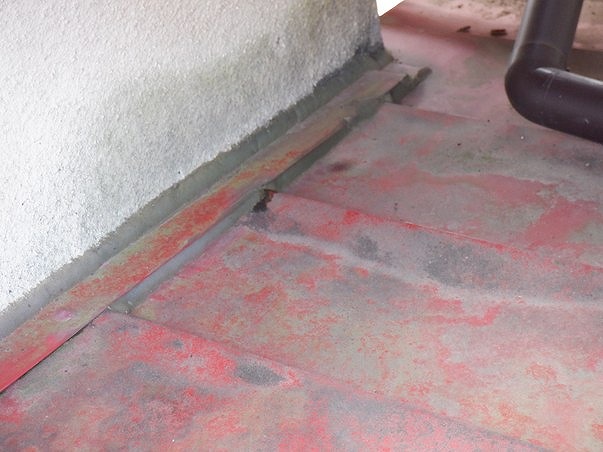 壁際の板金にコーキング