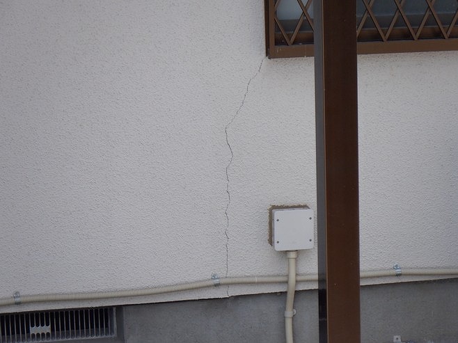窓の左下外壁クラック