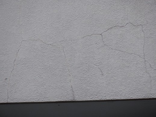 縦横複雑に絡んだ外壁クラック
