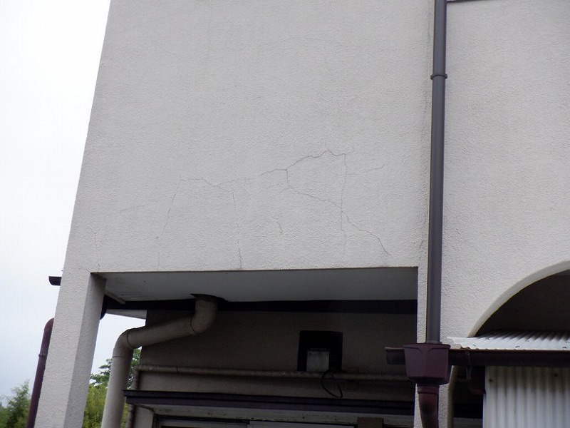 浴室付近の外壁のひび割れ