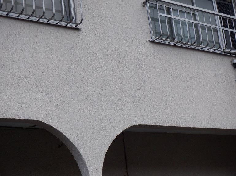 窓の左下の外壁のひび割れ