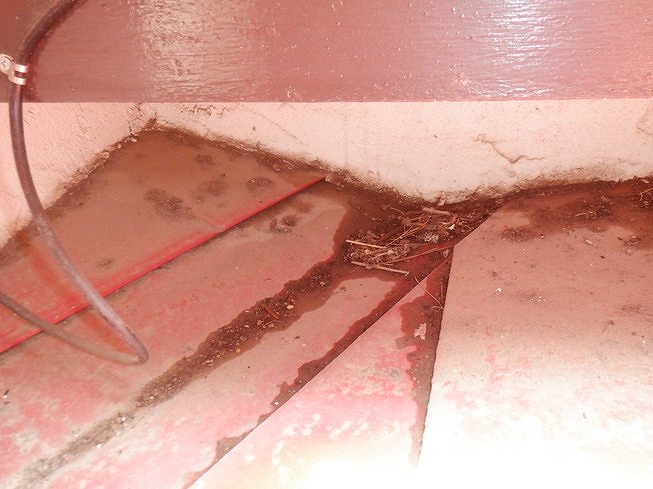 奥の壁際谷板金