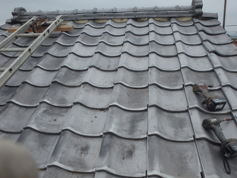 浮き上がりを直した平瓦