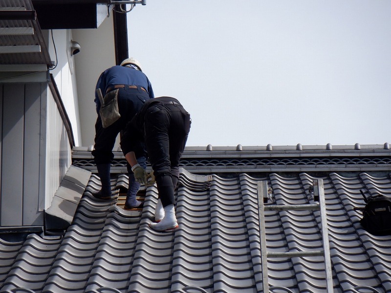 雨漏り修理のため平瓦剥がし始め