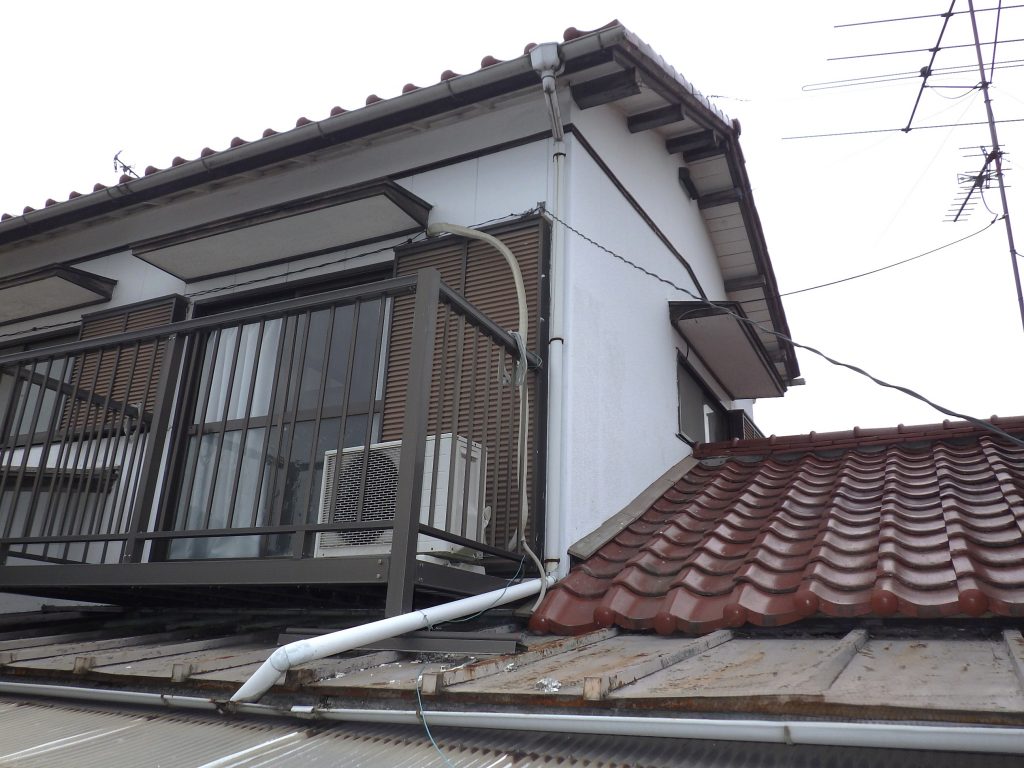下屋と外れた竪樋