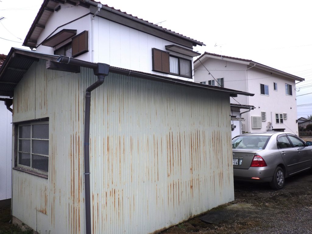 錆び筋のある付属屋外壁