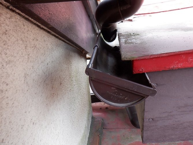 斜めに傾いている雨樋