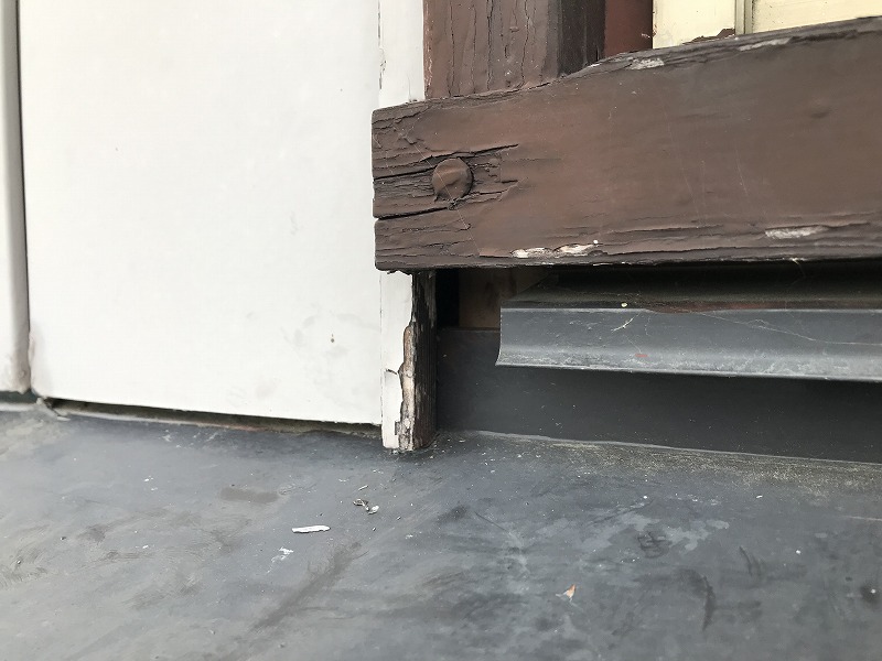 木製枠と外壁のすき間