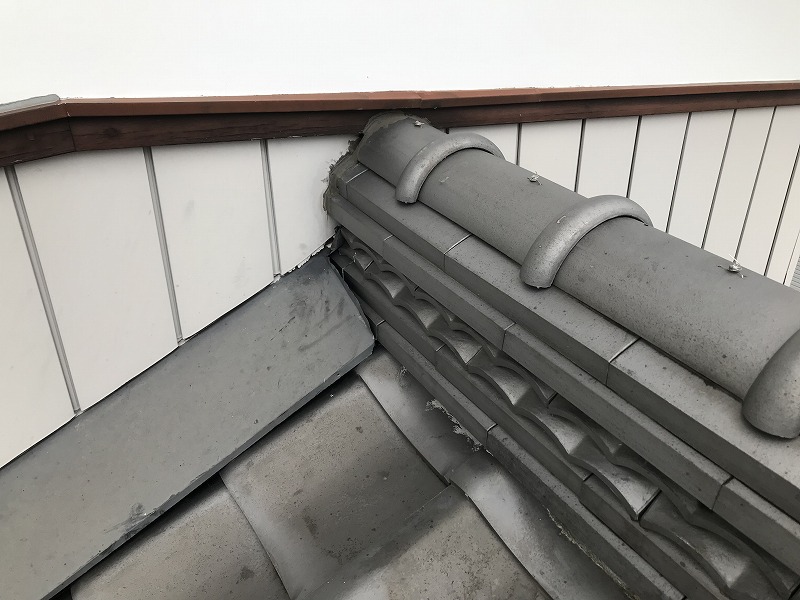 棟瓦と雨押え板金
