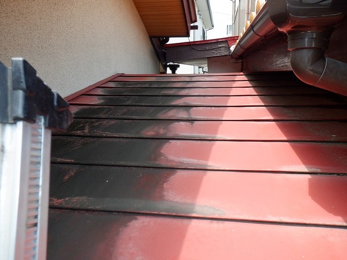 梯子から横葺きの板金屋根を見て