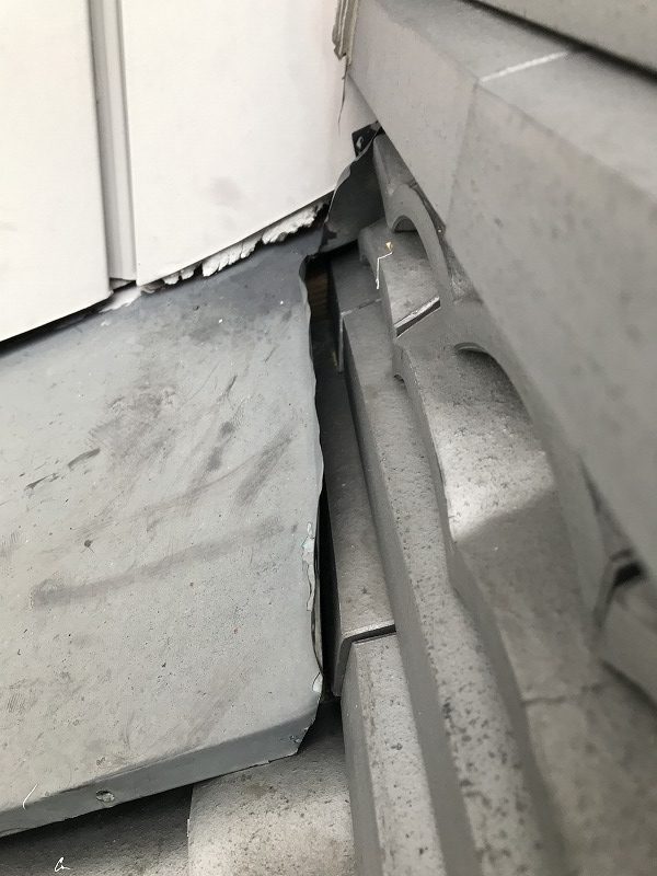 棟瓦と雨押え板金とのすき間奥