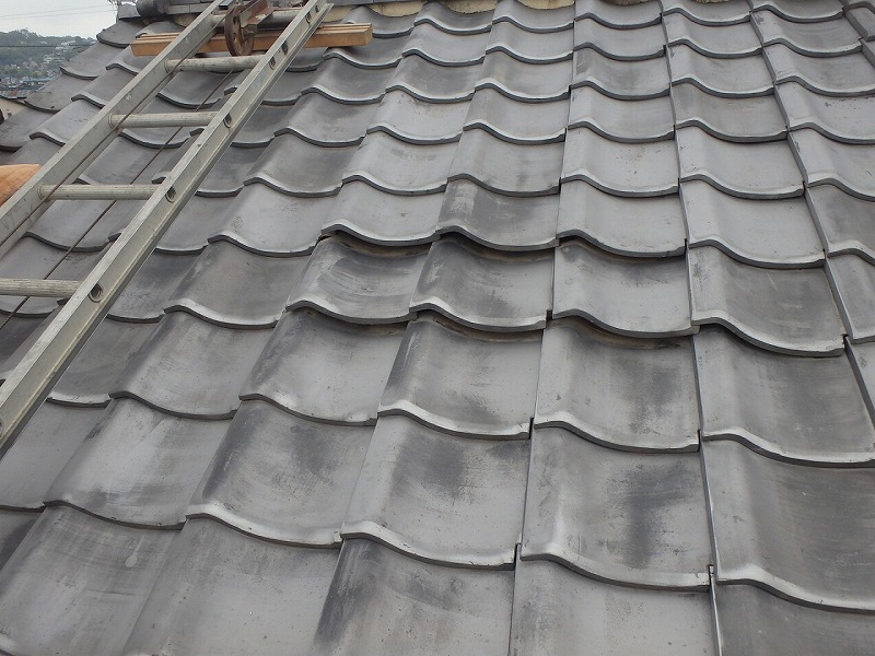 突風で浮き上がった平瓦