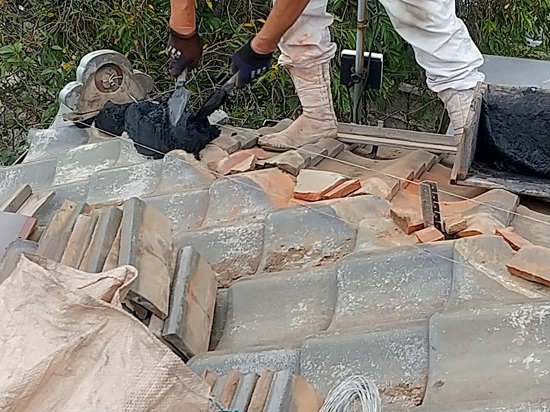 棟瓦の漆喰材盛っているところ