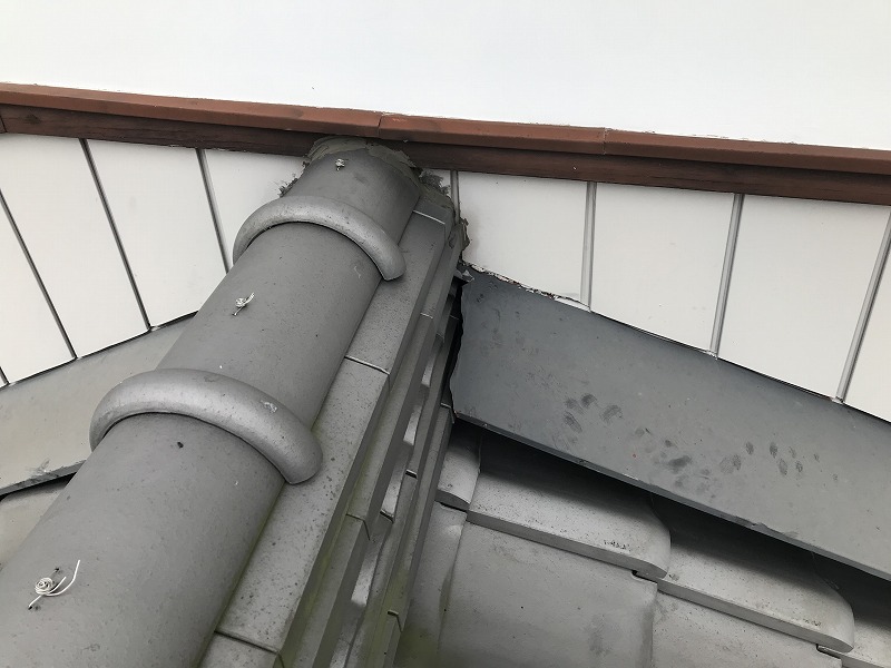 雨押え板金と棟瓦のすき間