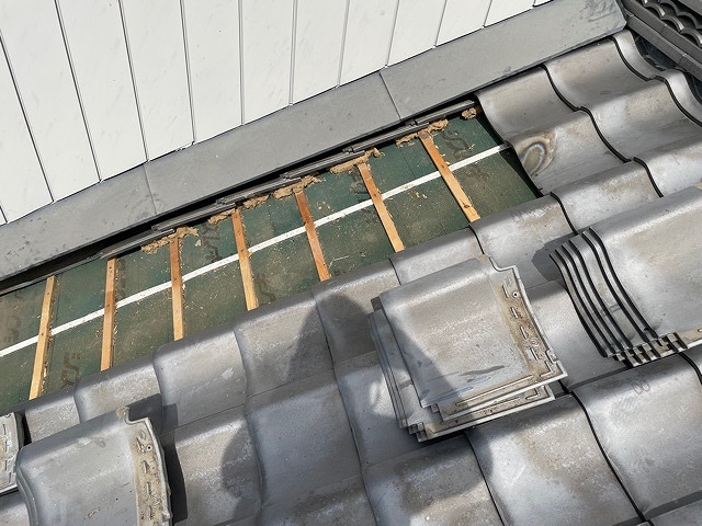 瓦を剥がしたところのルーフィングと瓦桟