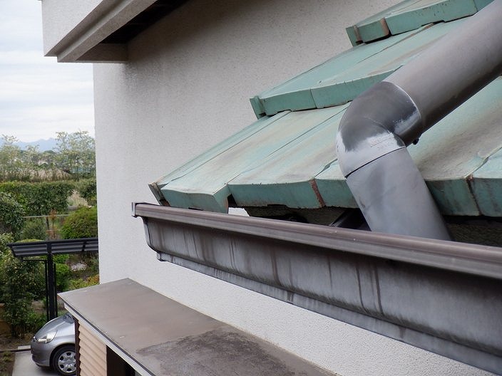 瓦がずれて雨樋に覆いかぶさっている