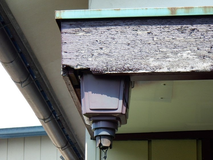 破風板の角が欠けている