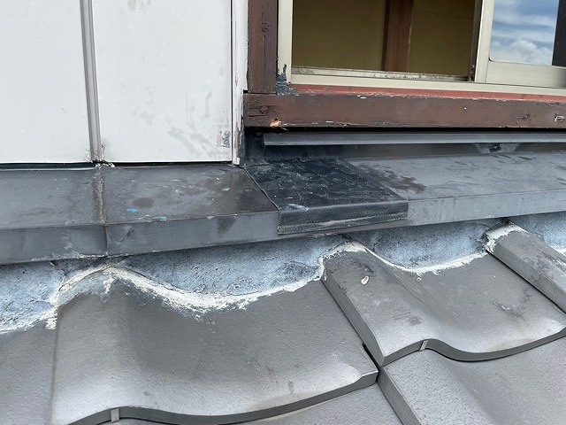 窓枠から水が入らないように水切りシートを加工したところ