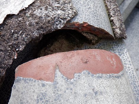 冠瓦の下の粘土