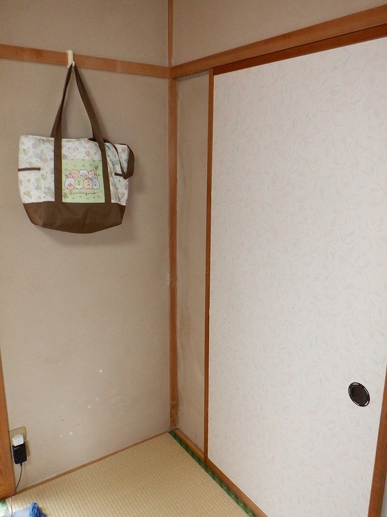 雨漏りした和室の壁の襖が閉まらない