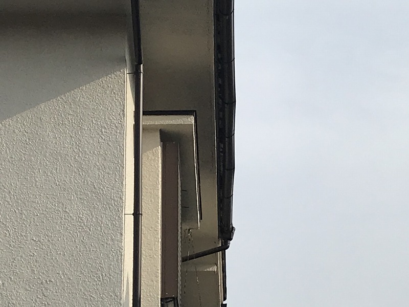 下から見ると形が歪んでいる雨樋
