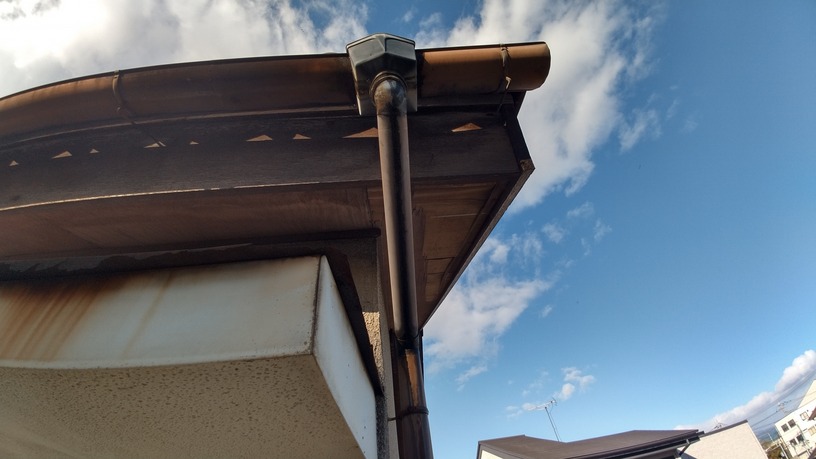 ベニヤの軒天井の剝がれと錆びで茶色くなった鼻隠し