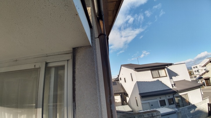 雨樋の継ぎ目から雨水の漏れ