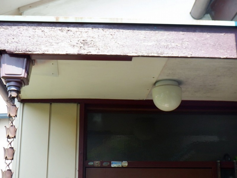 補修されたベニヤ軒天井